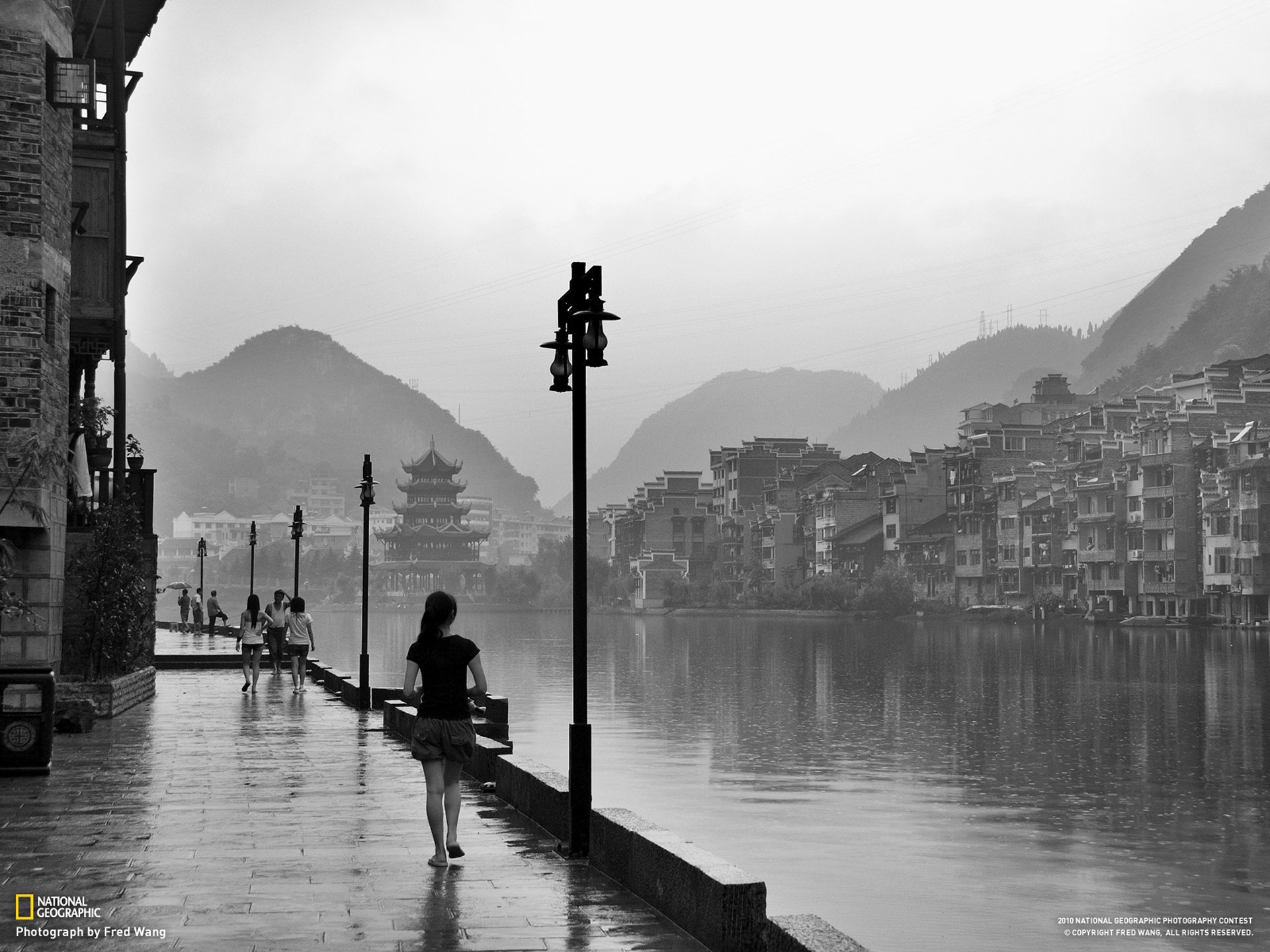 fred wang national geographic china chica lluvia río colina casa blanco y negro