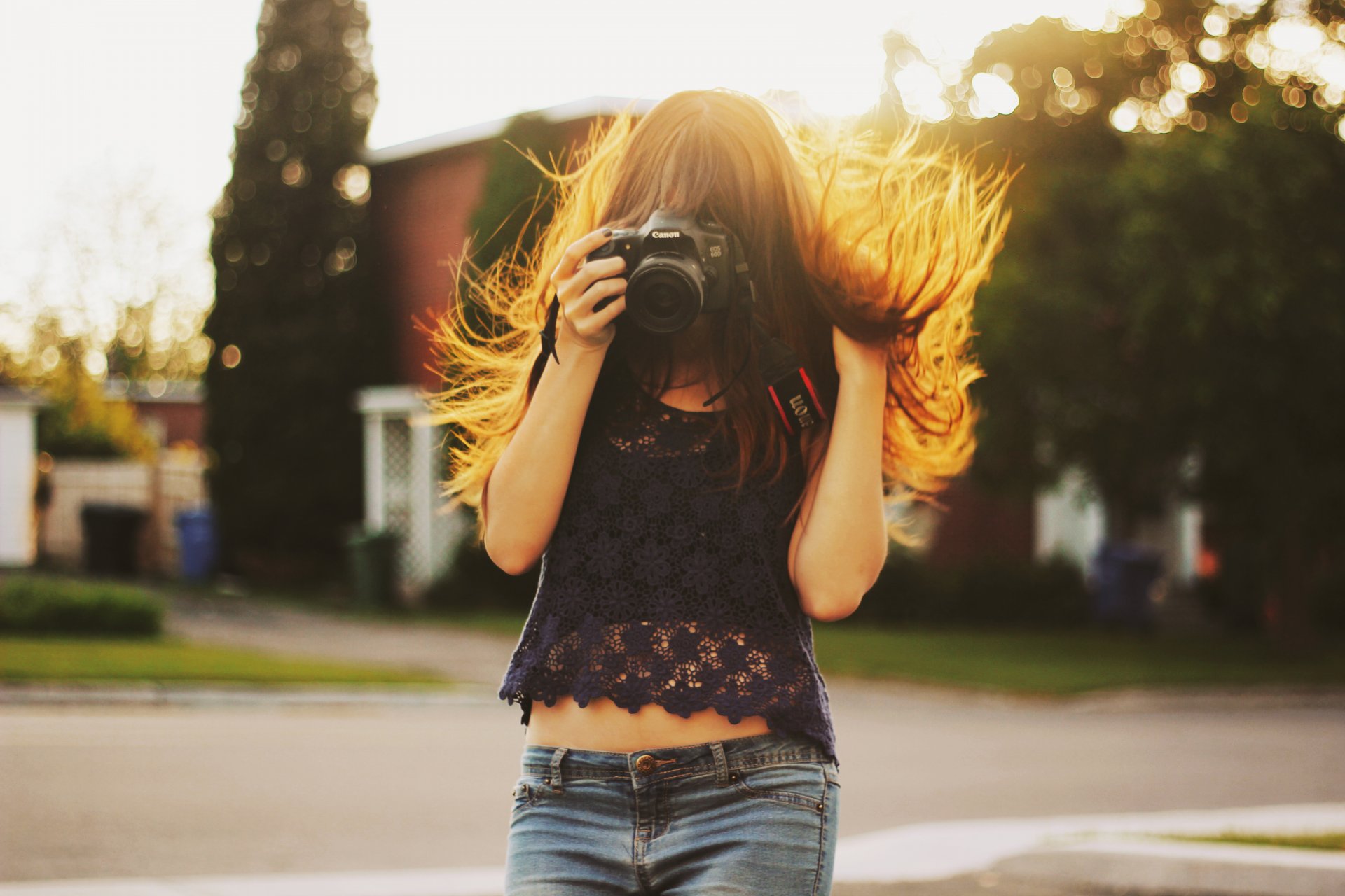 la jeune fille l appareil photo prend appareil photo jupe d été