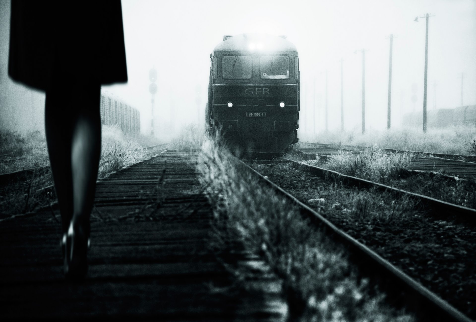 le train la jeune fille rétro photo noir et blanc