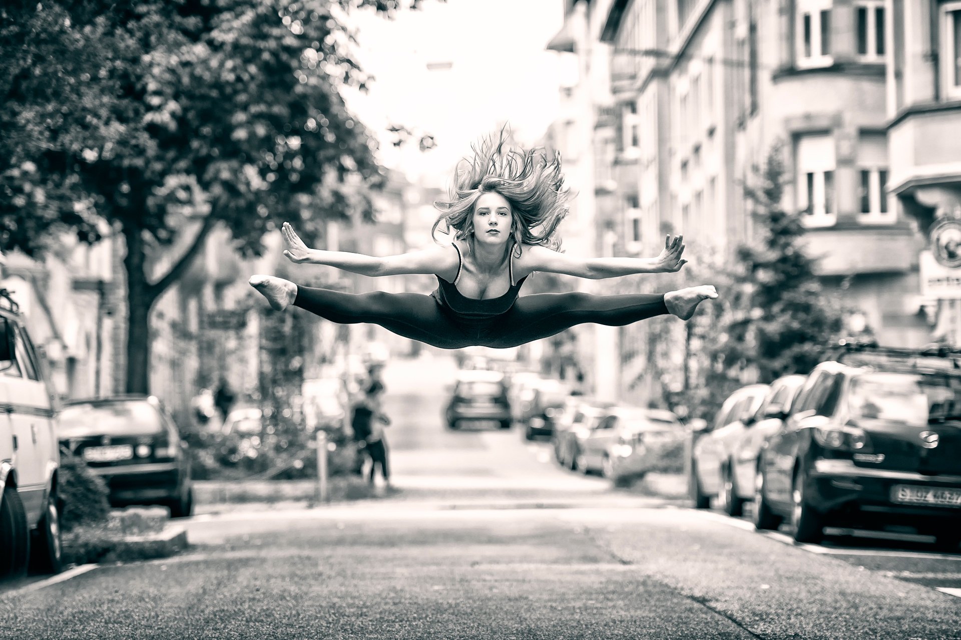 d un saut la ville la rue la jeune fille danse