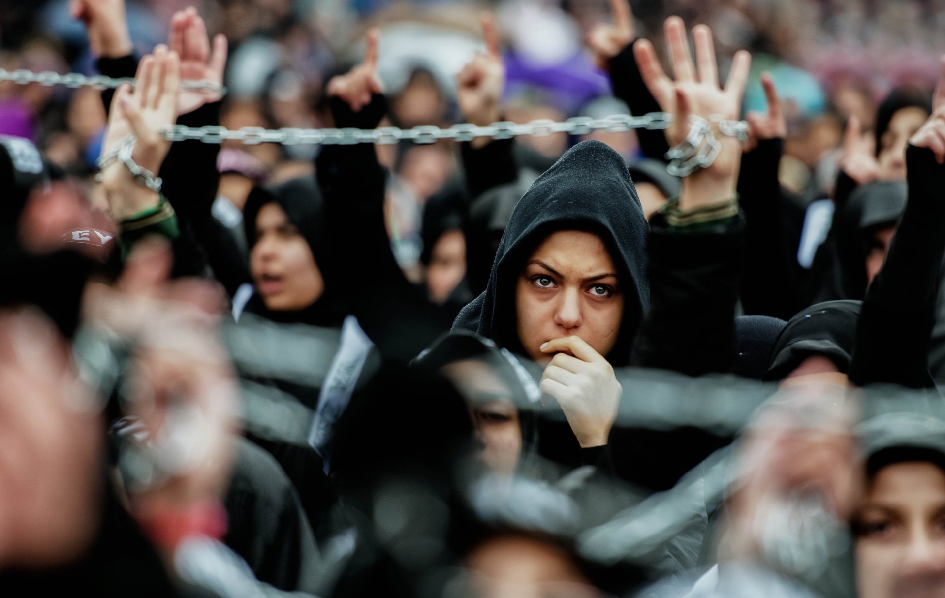 fille capot foule chaînes