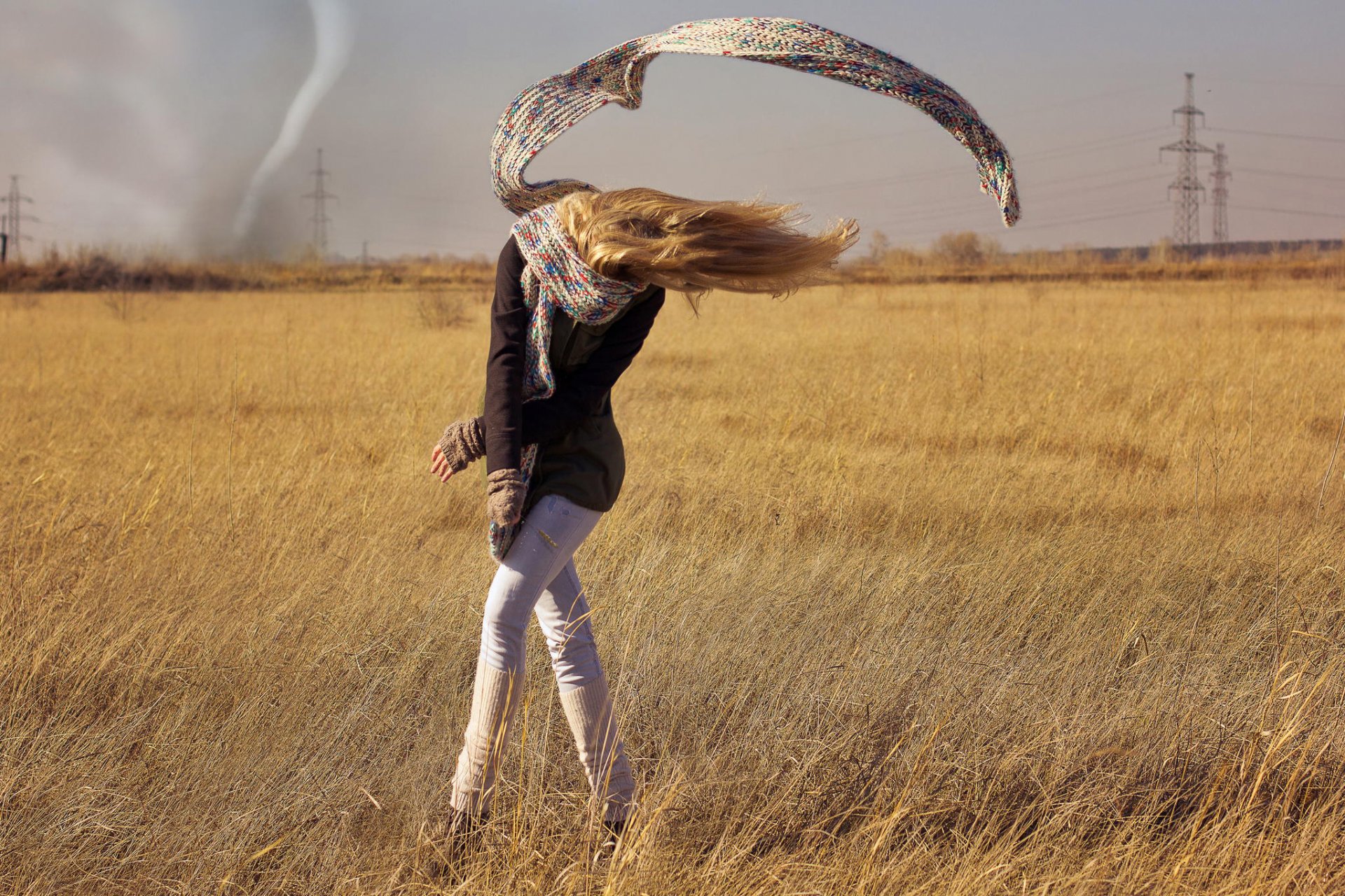 ragazza campo sciarpa tornado