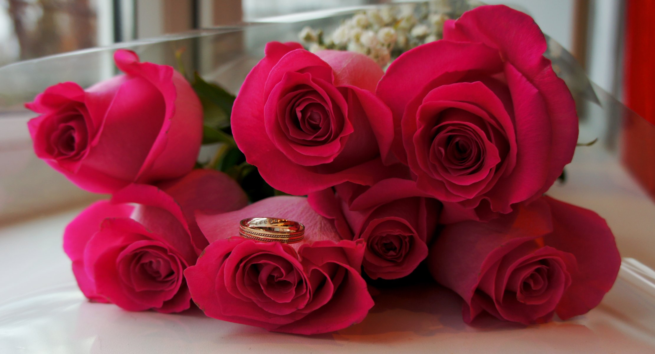 boda flores anillos rosas ramo