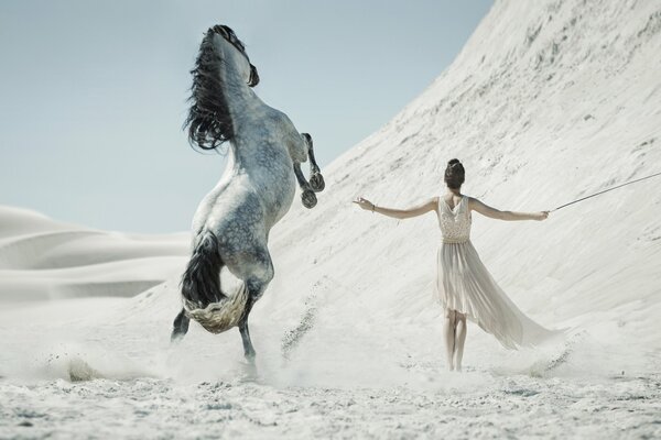 Ragazza nel deserto con un cavallo