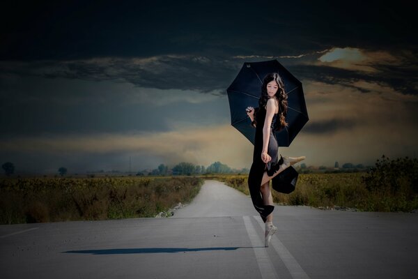 Ballerine avec un parasol sur la route