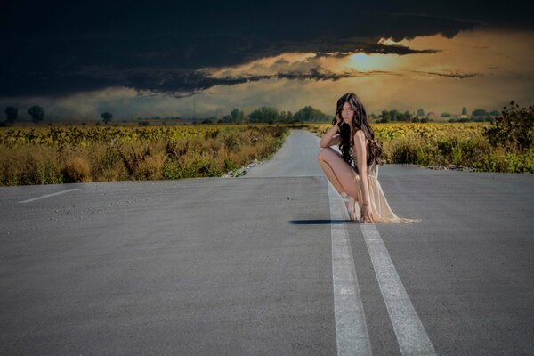 Ragazza ballerina su una strada deserta