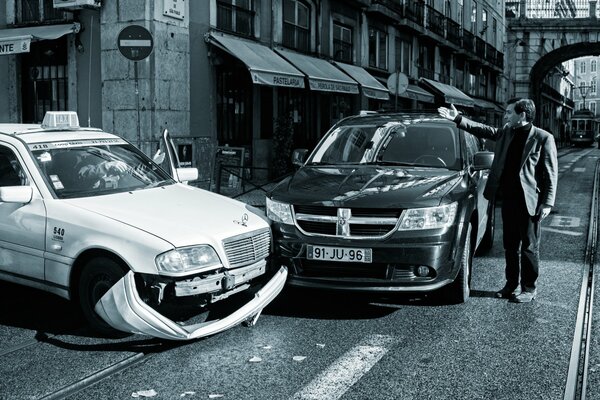 Accidente en la ciudad. Taxi. Calles estrechas de la ciudad