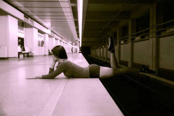 Kradnąc dziewczyna na stacji metra