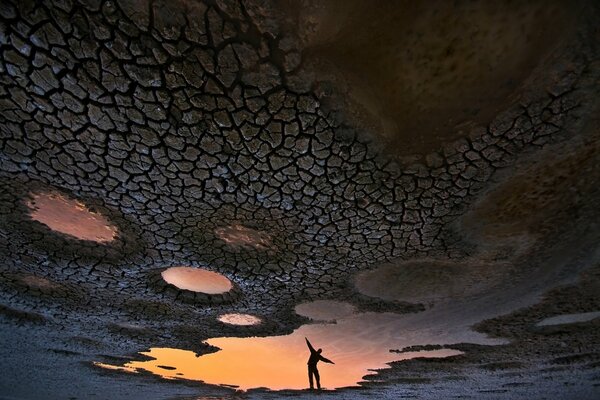 Riflesso nel fiume arido della sagoma dell uomo