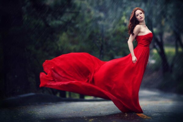 Chica en vestido de color de amor