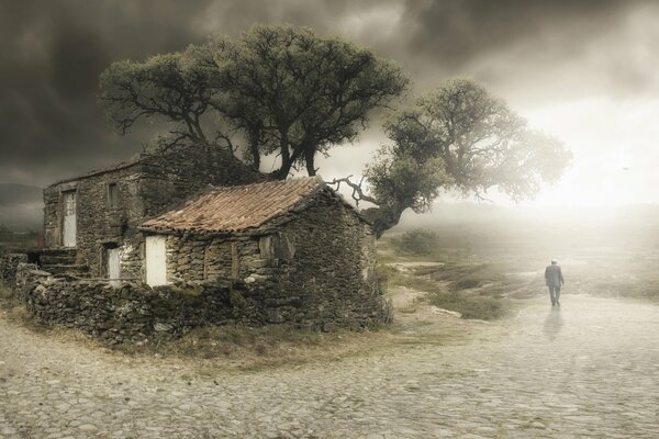 Un homme sort de la vieille maison