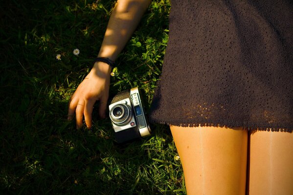 La jeune fille court avec un appareil photo