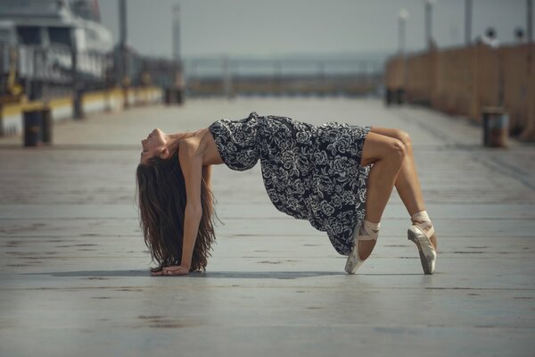 Danse ballerine dans une belle robe sur la pointe