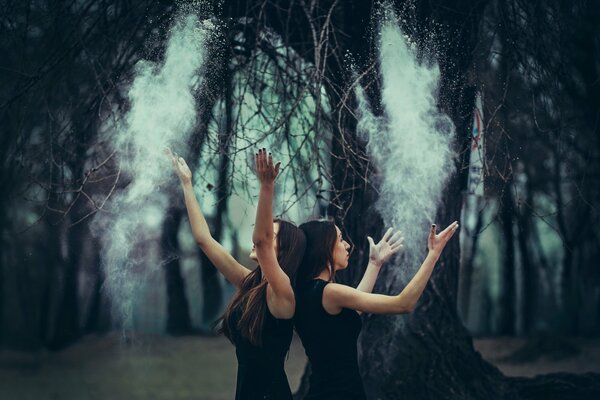 Fille dans la forêt des gestes créent la magie de la poussière