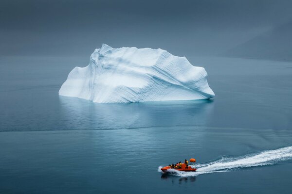 Un bote salvavidas se acerca a un iceberg helado