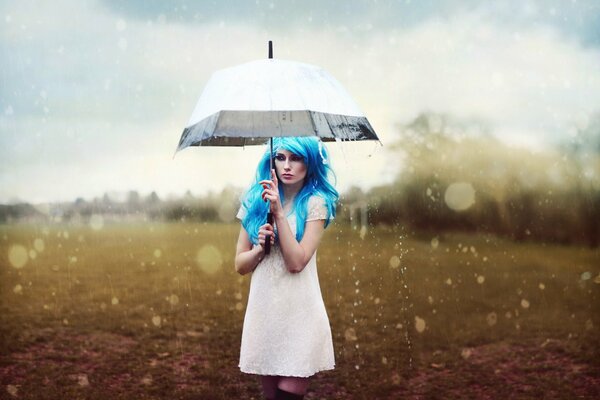 La fille avec le bleu des cheveux sous l égide de