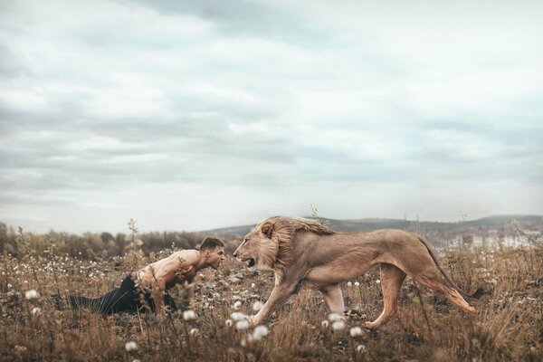 Hermosa imagen emocionante de un chico con un León