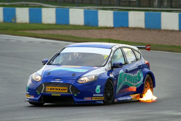 El coche de Ford como el fuego es hermoso