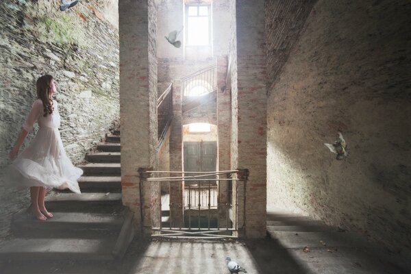 La jeune fille dans une maison abandonnée