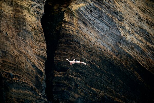 Прыжок с вершины скалы в воду