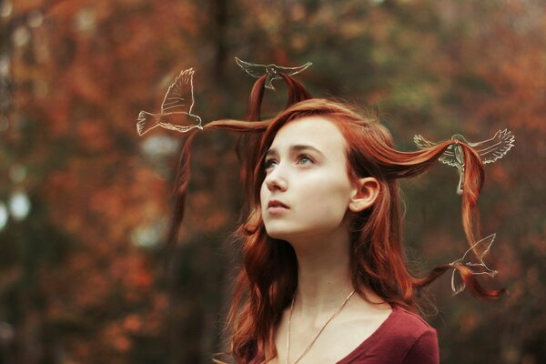 Rote Haare Mädchen halten Vögel