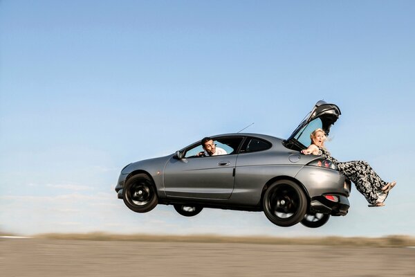 La voiture a décollé dans les airs avec une fille dans le coffre