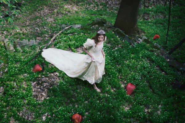 Braut sammelt Beeren im Wald