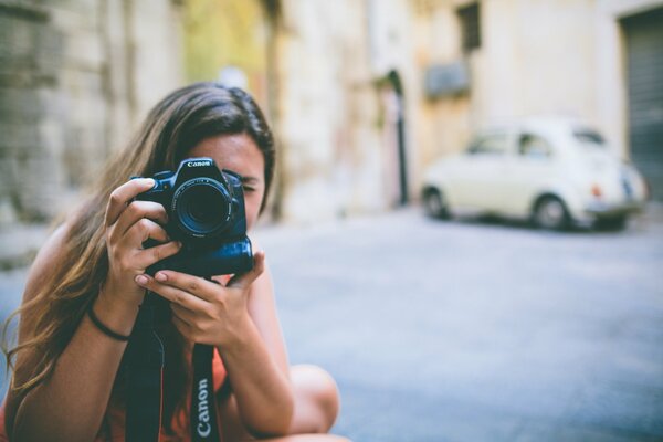 Девушка снимает на хороший фотоаппарат