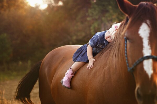 Niña montando a caballo