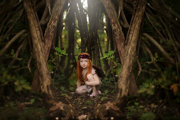 Ruda dziewczyna w lesie