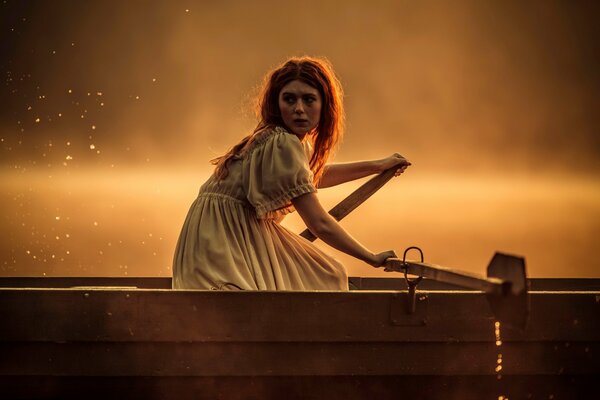 Fille dans un bateau regarde avec anxiété