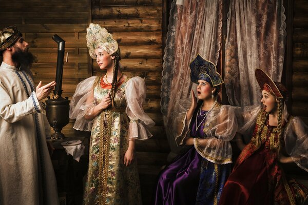 Три девицы в народных костюмах и царь