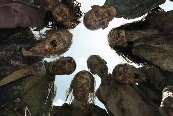Eine Gruppe von wandelnden Toten und Zombies