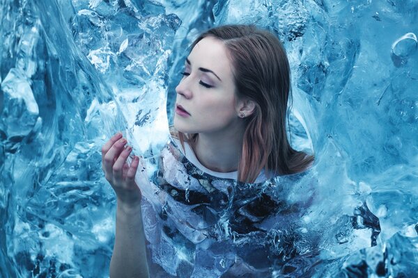 Retrato de una niña en hielo azul