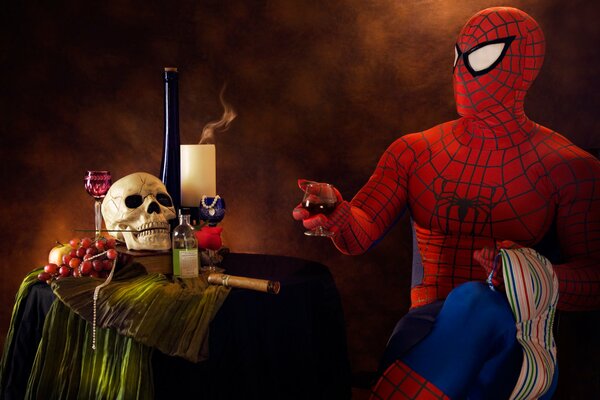 Spiderman boit avec le crâne