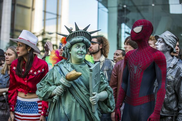 Ludzie ubrani w kostium Statuy Wolności i Spider-Mana