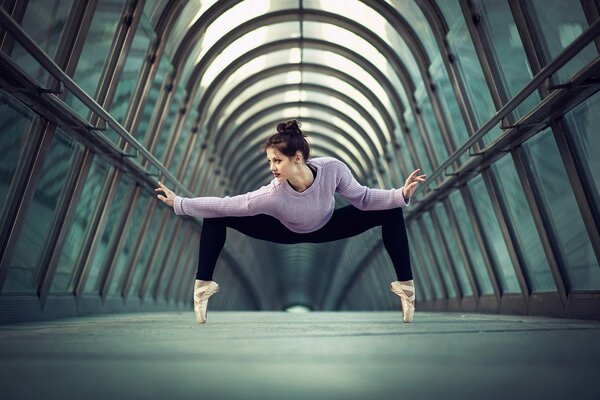 Eine anmutige Ballerina steht auf Pointen