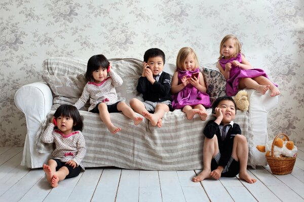 Kinder mit Handys auf der Couch