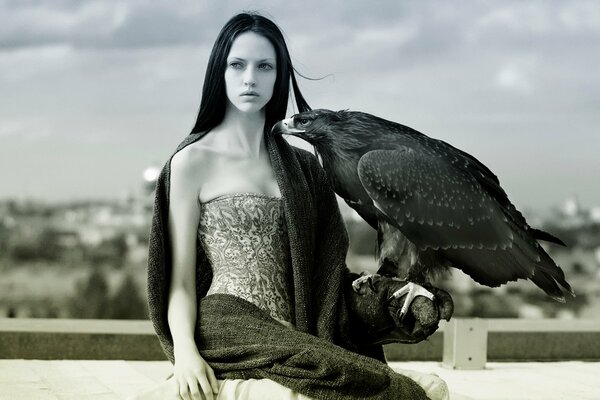 La belle jeune fille avec un grand noir l oiseau