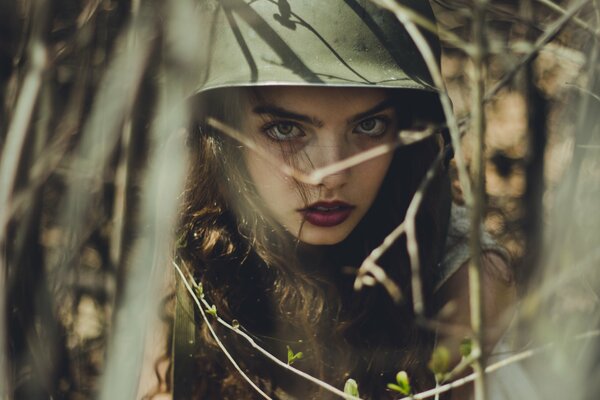 À travers les branches de la jeune fille dans le casque