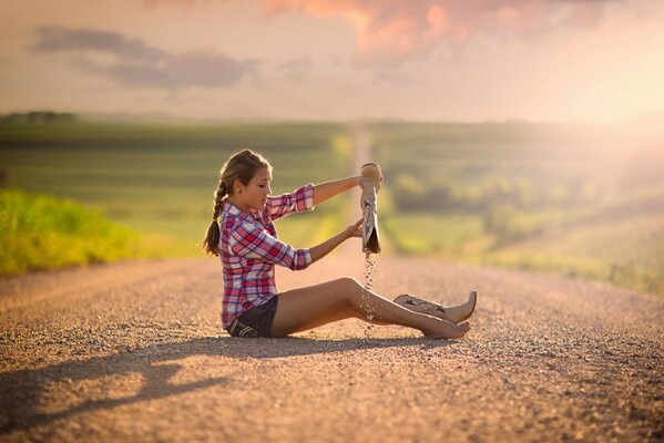 Hermosa chica en el camino