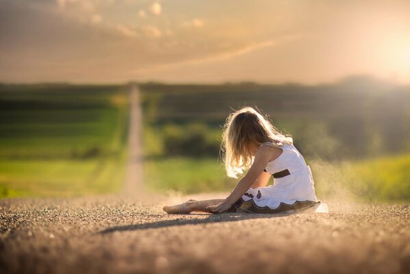 Ragazza sulla strada polverosa