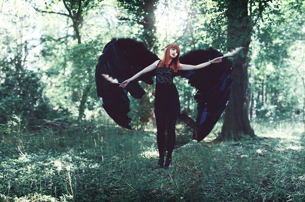 Dziewczyna ze skrzydłami zdjęcia w lesie