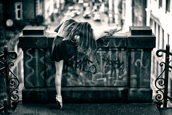 Балерина проходит тренировку на пуантах