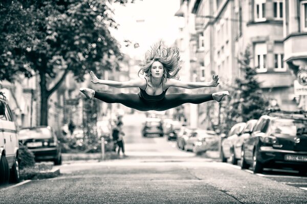 Saut sport de filles de la rue de la ville