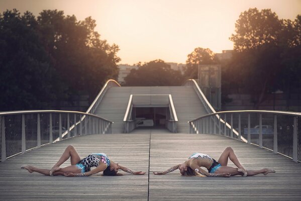 Dos gimnastas en un puente de madera