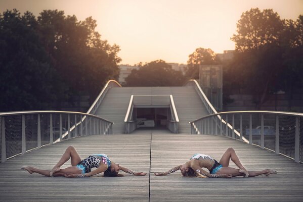 Dwie gimnastyczki na drewnianym moście