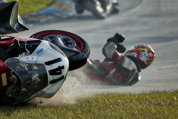 La chute de la course avec une moto sur le circuit de course