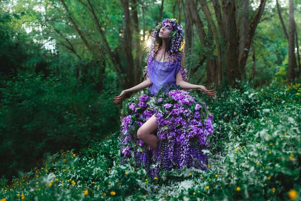 Bella foto di una ragazza nella foresta