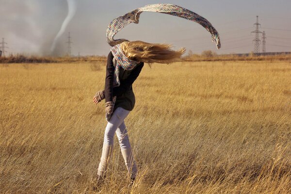 La jeune fille danse avec les tornades